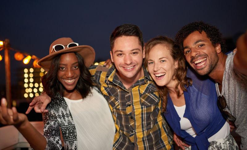 年轻人的派对聚会合影