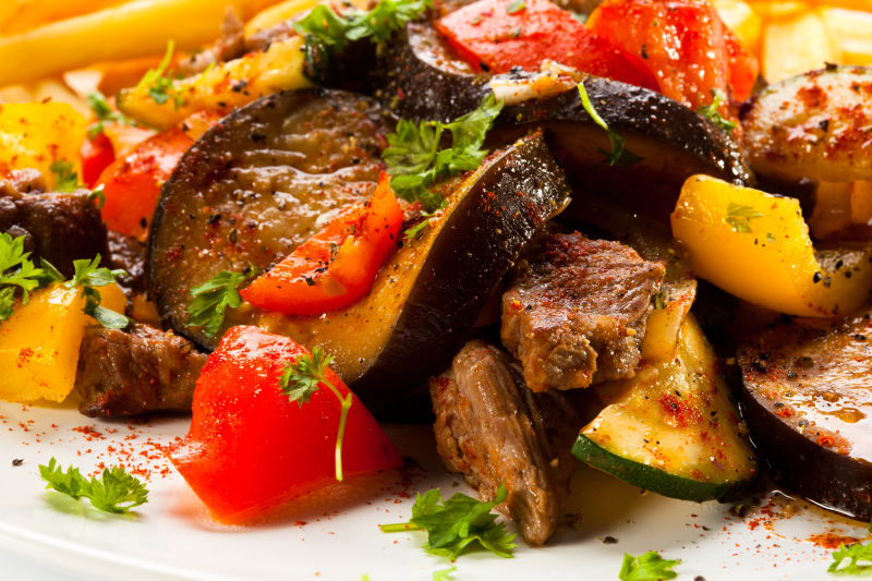 烤肉炸薯条和蔬菜