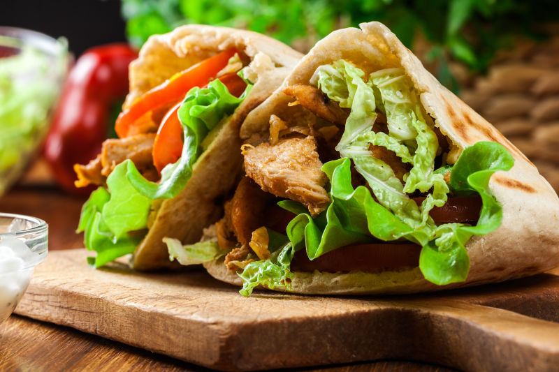 烤肉串和炸鸡肉菜