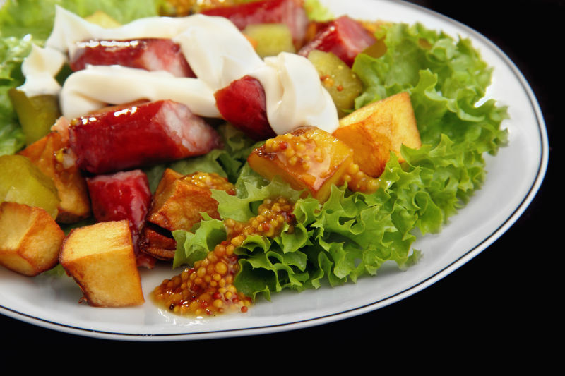 白色盘子里的沙拉美食