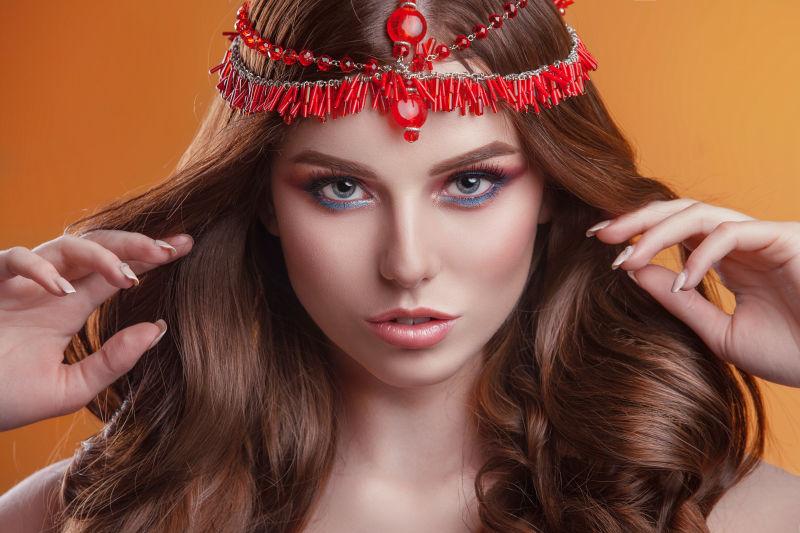 头发上有装饰物的美女