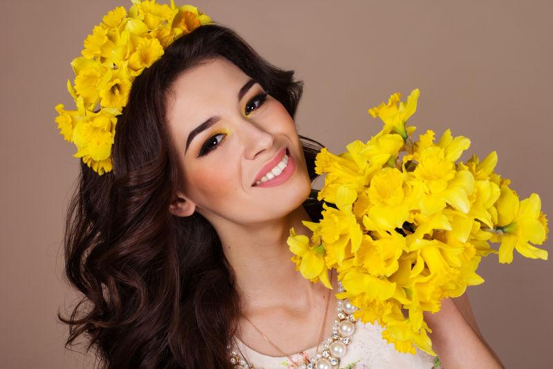 带黄色花束的微笑美女