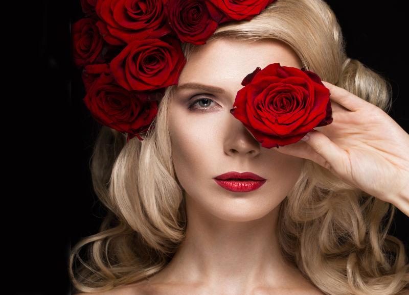 美丽的金发女郎和红玫瑰