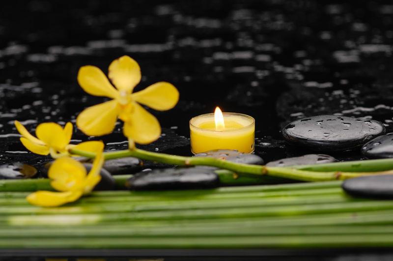 黄色的鲜花和黄色的蜡烛