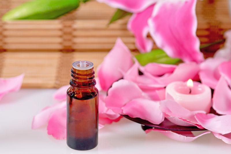 精油鲜花和蜡烛