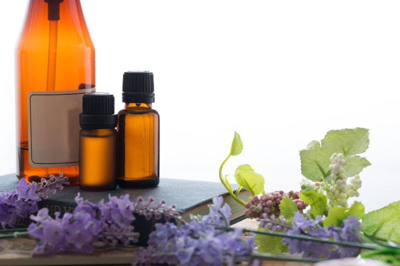 鲜花和两瓶精油