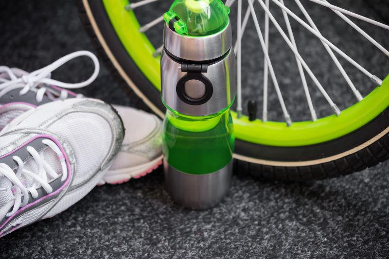 自行车瓶子和运动鞋