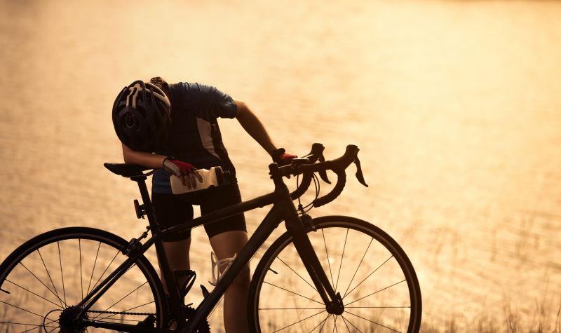 女人锻炼自行车运动休息