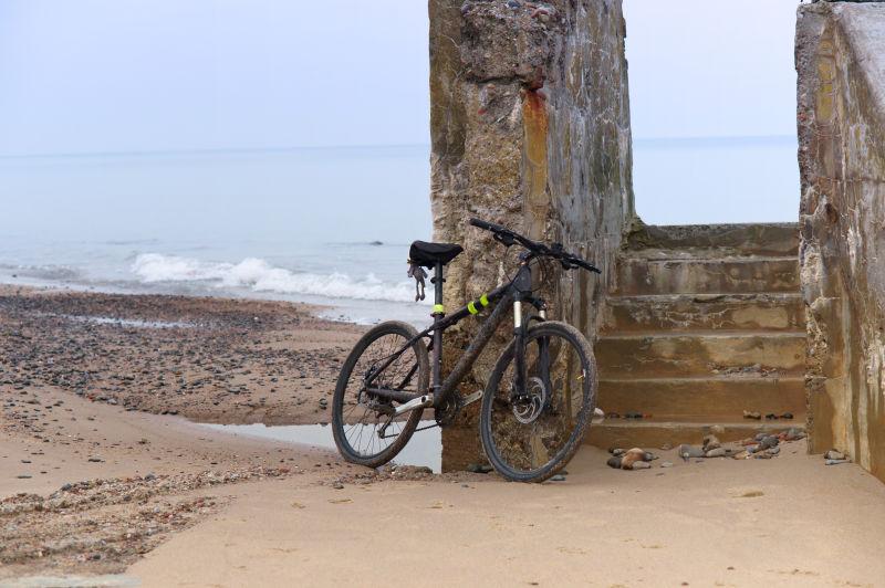 荒野海岸废墟上的自行车