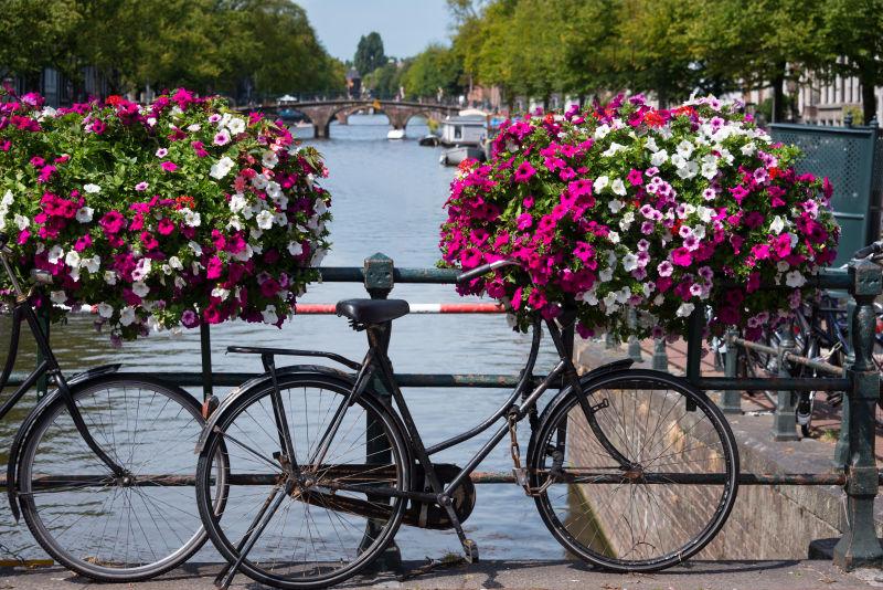 自行车停在阿姆斯特丹运河上