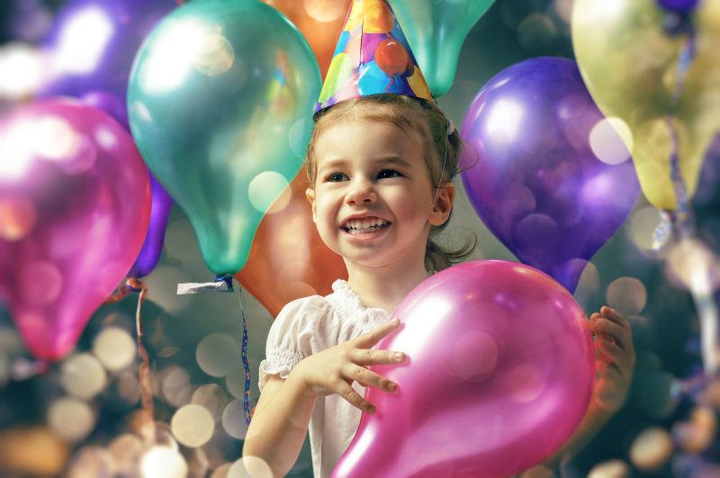 过生日拿着气球的小女孩