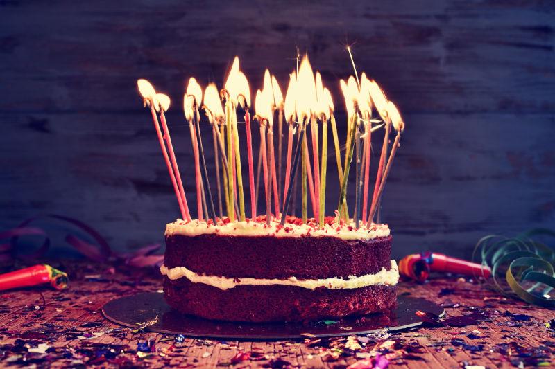 燃烧生日蜡烛的生日蛋糕