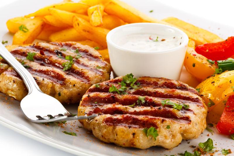 餐盘里的牛排和薯条