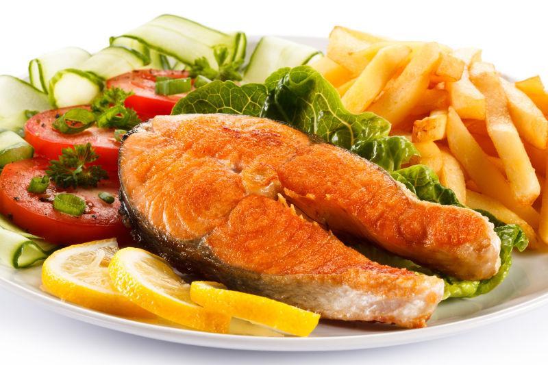 装满盘子的快餐食品