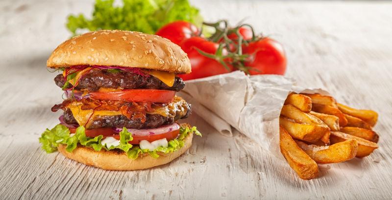 桌子上放着的美味快餐