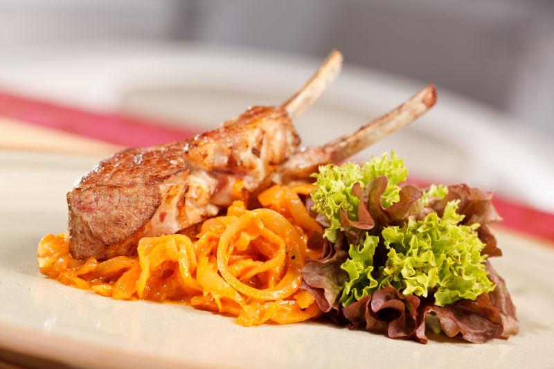 盘子里的美味快餐