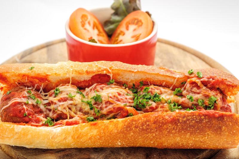 桌子上的美味法式肉饼