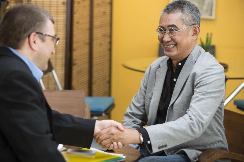 握手的亚洲商人