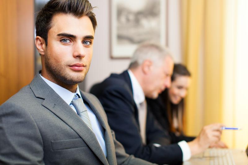 穿着西装的帅气男商人