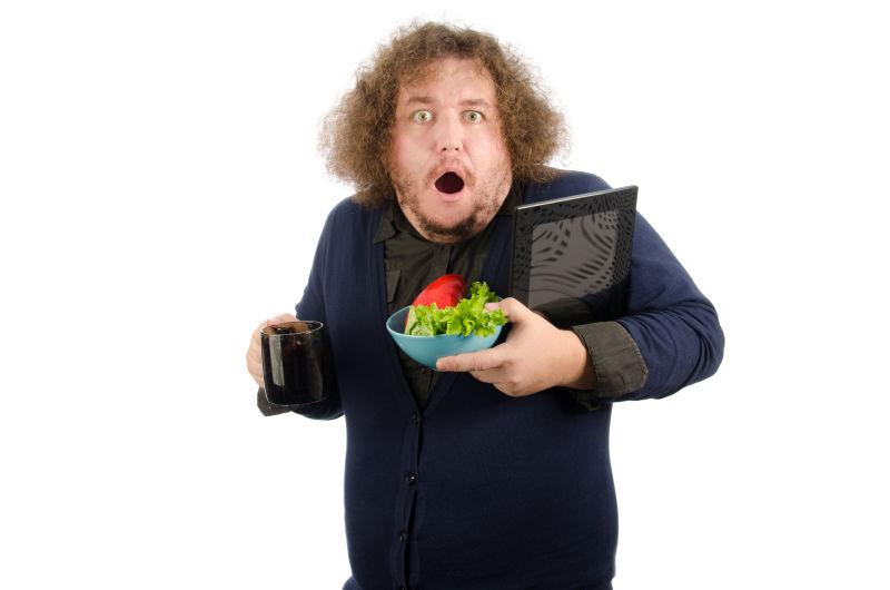 拿着早餐表现出惊讶表情的男人