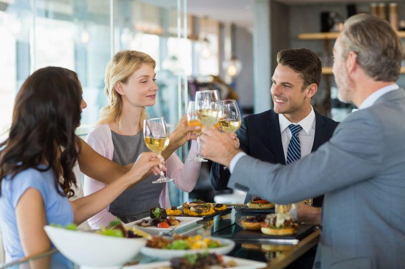 同事们边吃午饭边喝啤酒