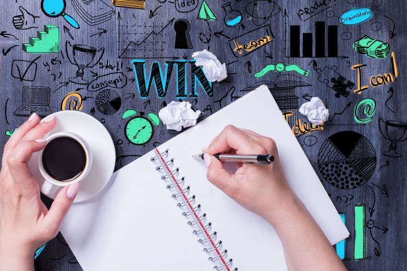 螺旋记事本写在木制桌面上