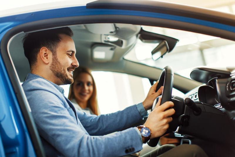 在车行试车的夫妻