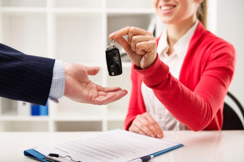 提供汽车钥匙的女人