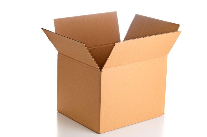 白色背景上打开的纸箱