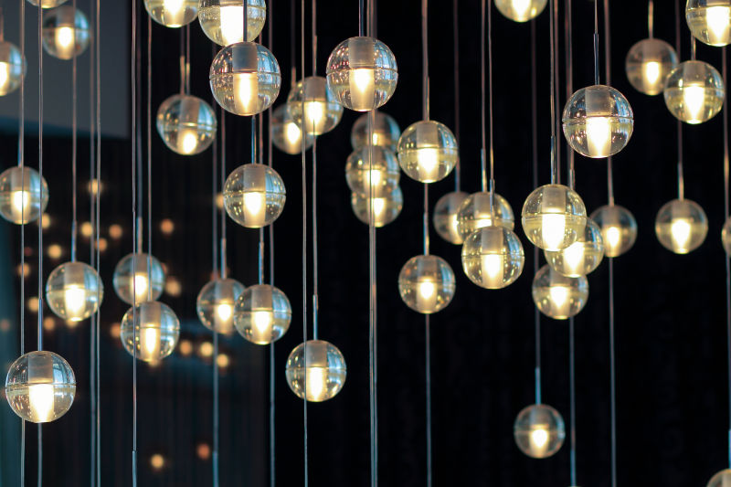 天花板上挂着的吊灯