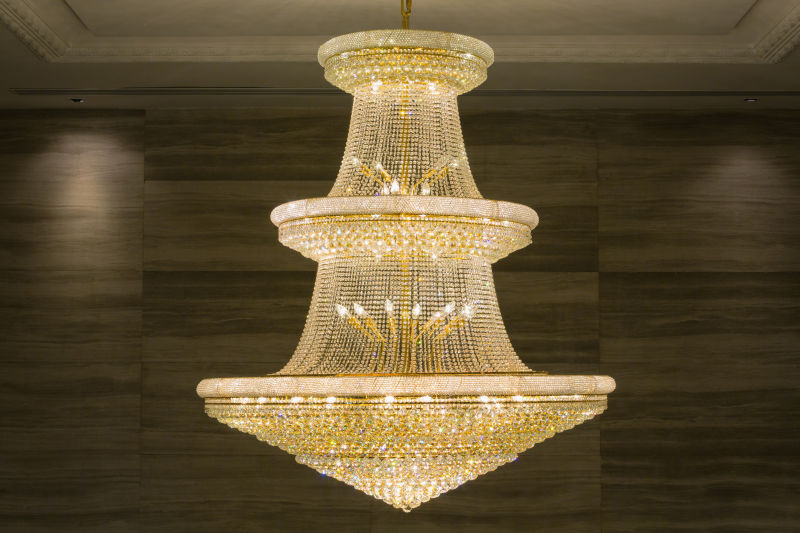 美丽的水晶吊灯悬挂在天花板上