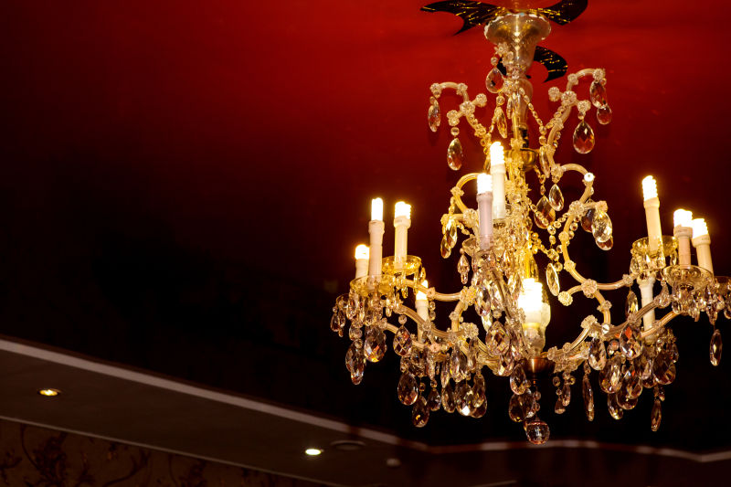 天花板上的吊灯