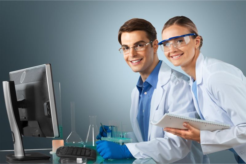 带着防护镜的科学家