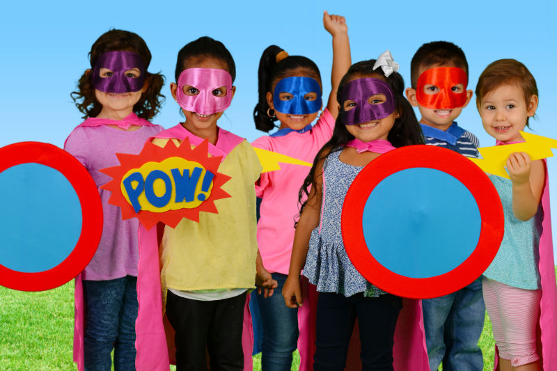 一群打扮成超级英雄的孩子