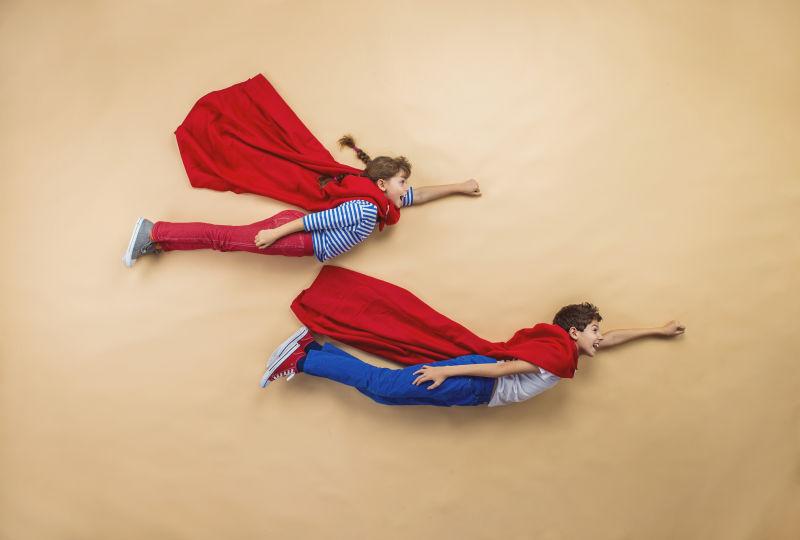 作为超级英雄的两个孩子