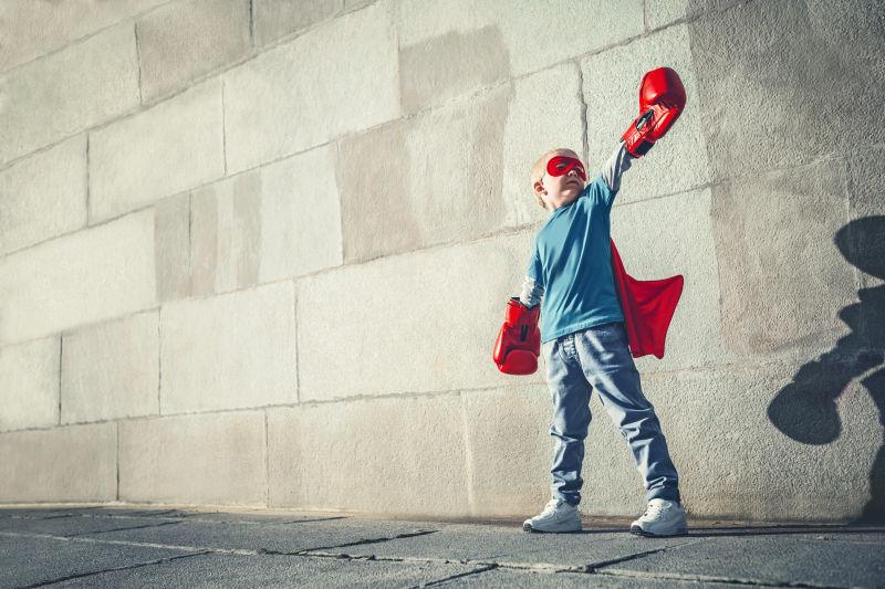 戴拳击手套的小男孩