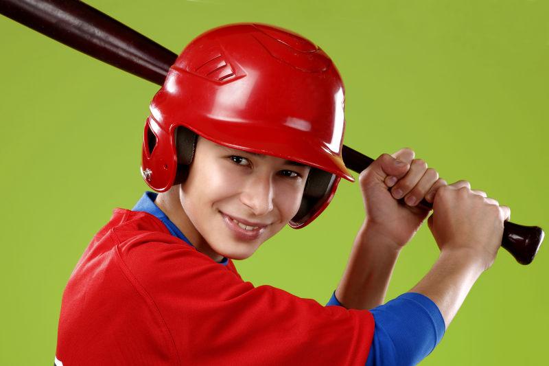 彩色背景下一位漂亮的红白棒球运动员的肖像