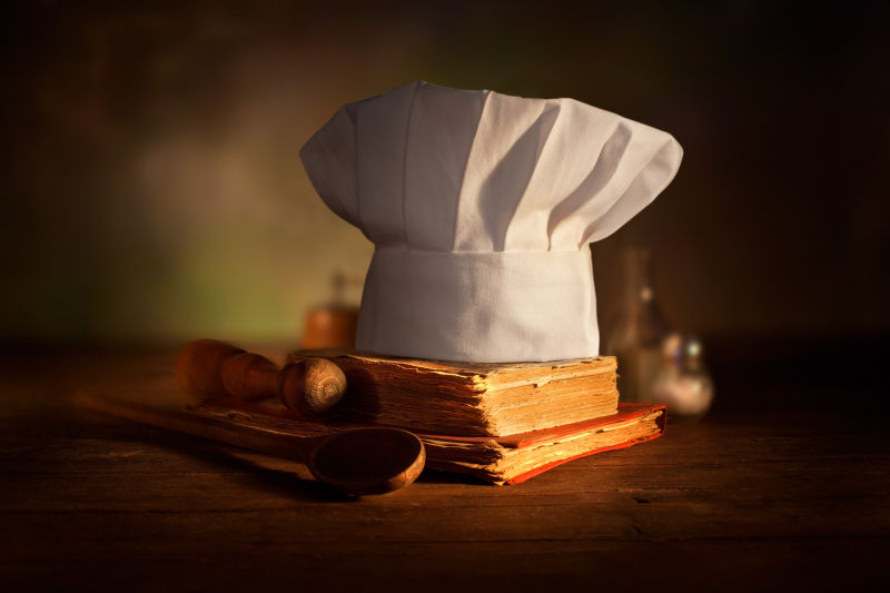 图片 创意图片 戴着厨师帽的小女孩在削卷心菜