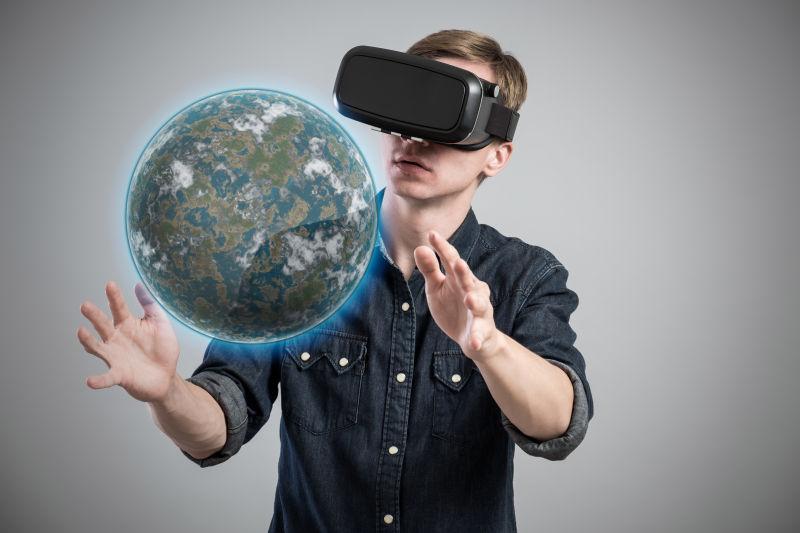 戴着VR眼镜查看虚拟地球的男人
