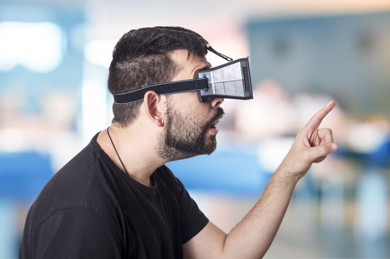 男人戴着VR眼镜