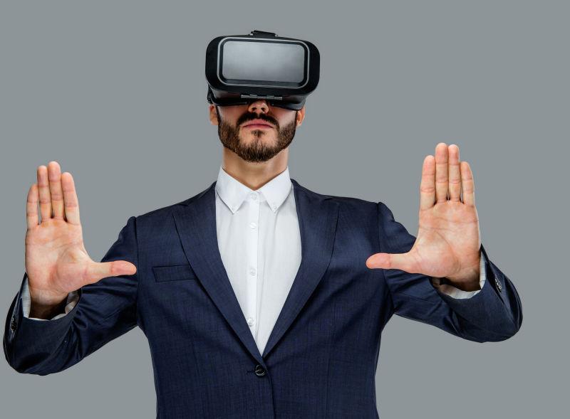 商务男士带着VR眼镜