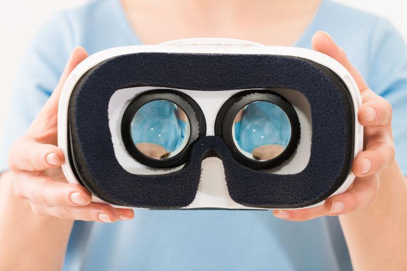 拿着VR眼镜的年轻女人