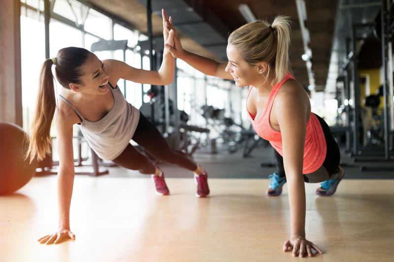 单手健身微笑的美女