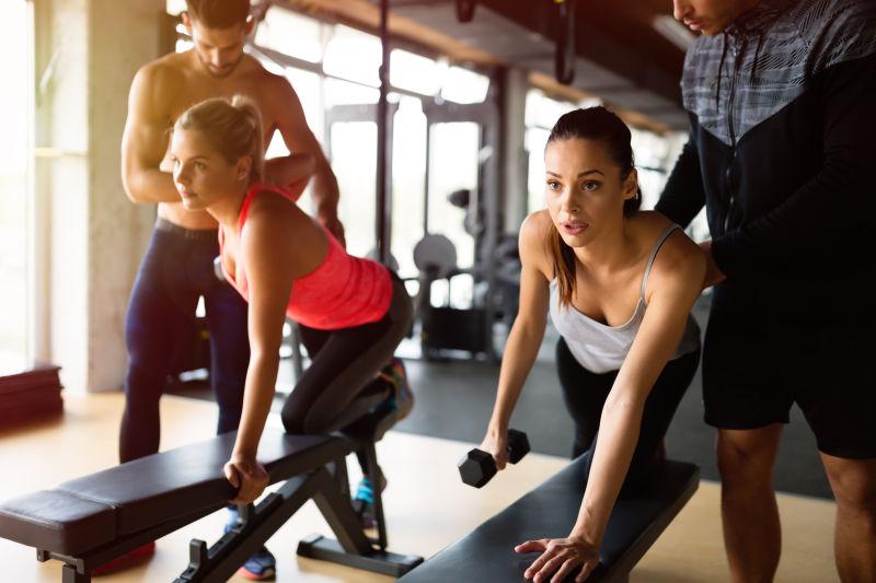 健身的两个女人和健身教练