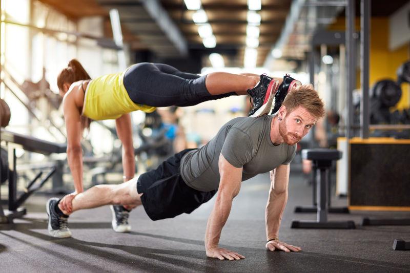 健身房里健身的年轻男女