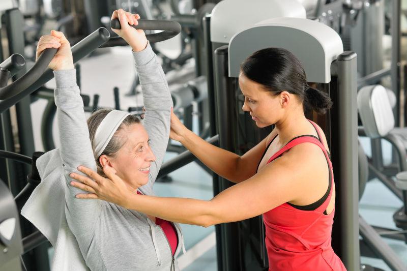 女健身教练指导老人家健身