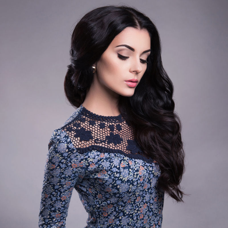 美丽的黑发年轻女人