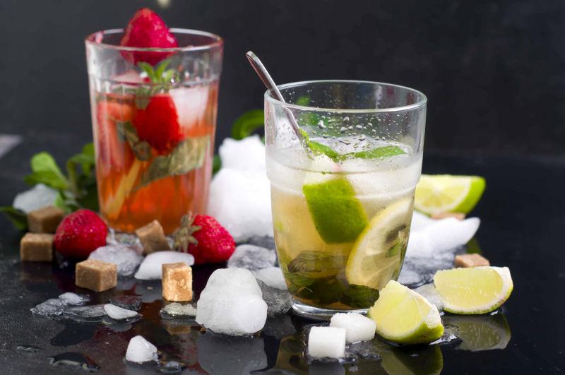 桌子上的冰块和水果自制果汁