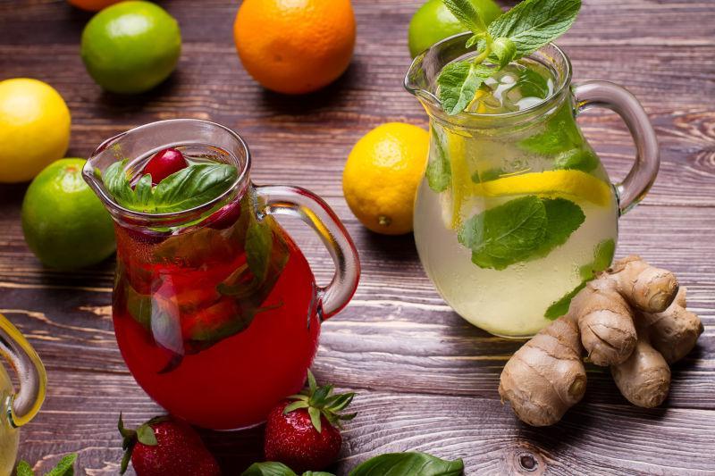 桌子上的果汁水果和生姜