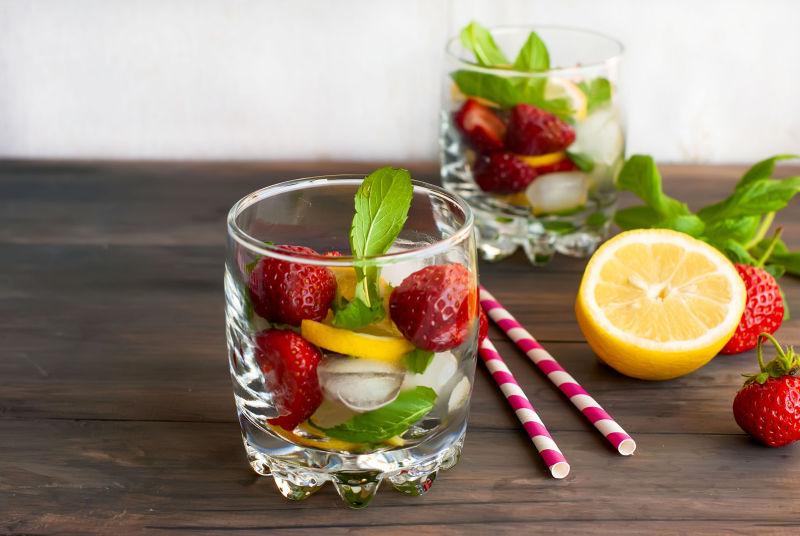 玻璃杯里的水果和冰块